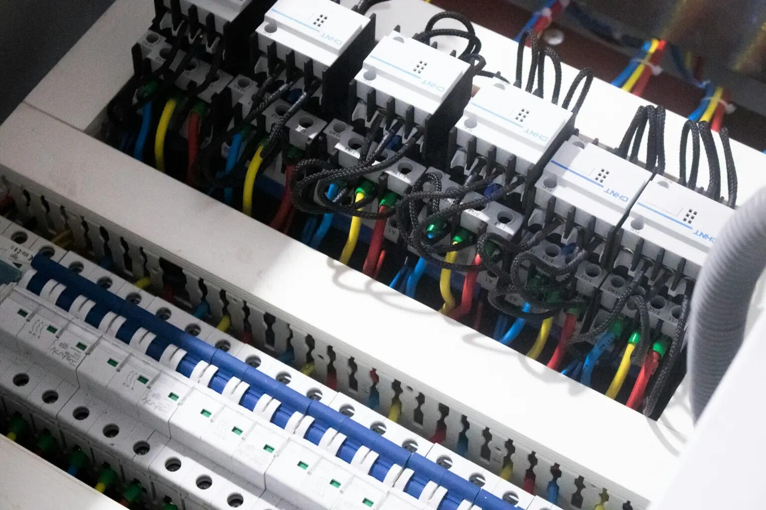 Studenter på elektroingeniørutdanning arbeider med elektriske kretser