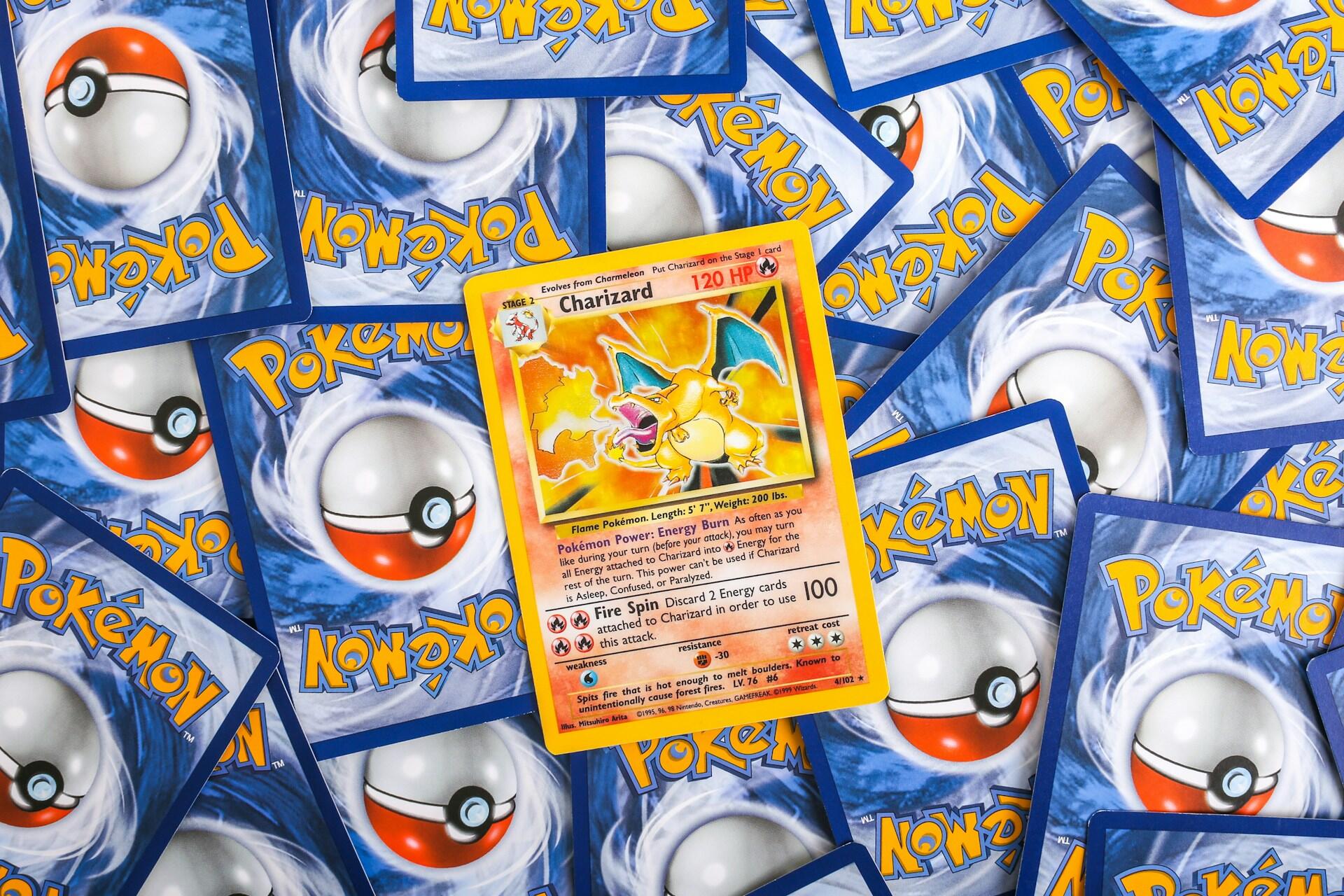 Charizard-Pokémonkort omgitt av flere kort med baksiden opp.