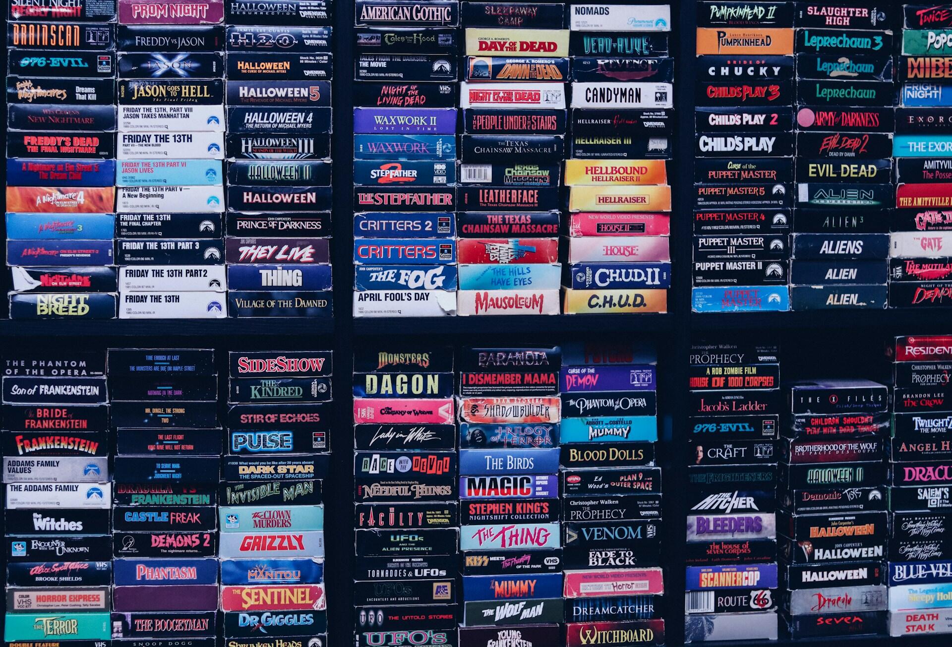 Stablede VHS-kassetter med titler fra kjente skrekkfilmer.