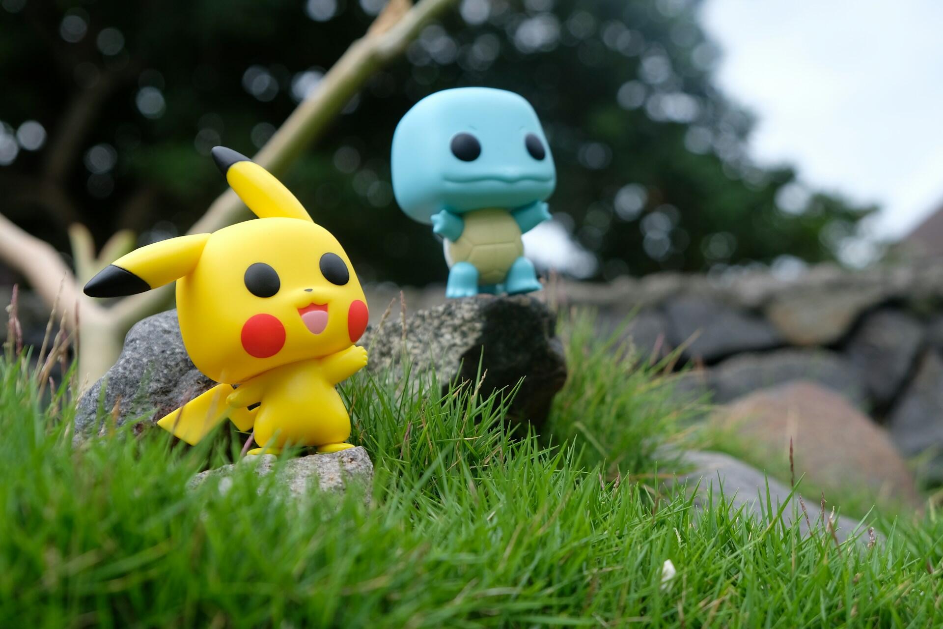 Pikachu- og Squirtle-lekefigurer i gresset under en Pokemon quiz.