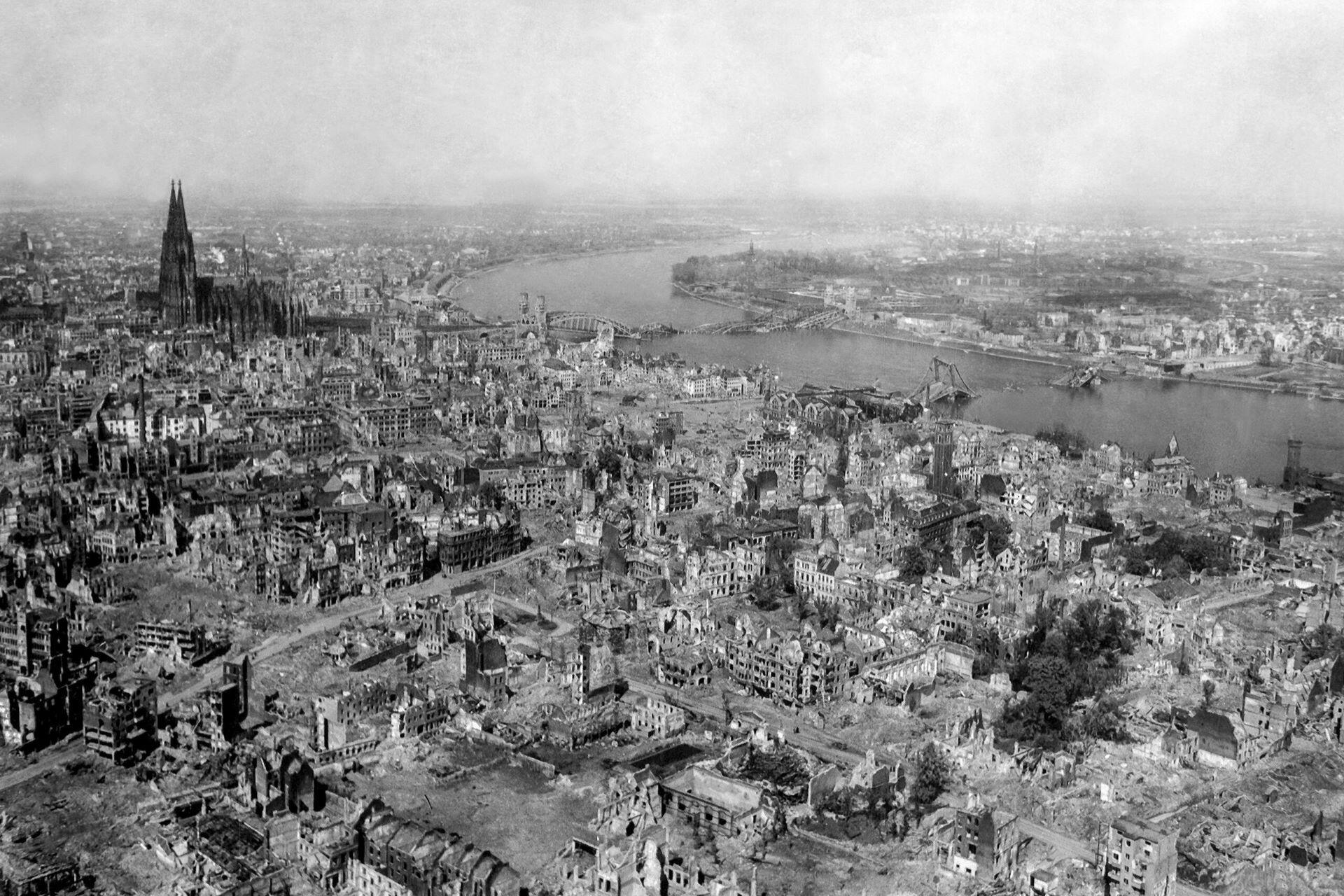 Aerial image of Cologne on April 24, 1945