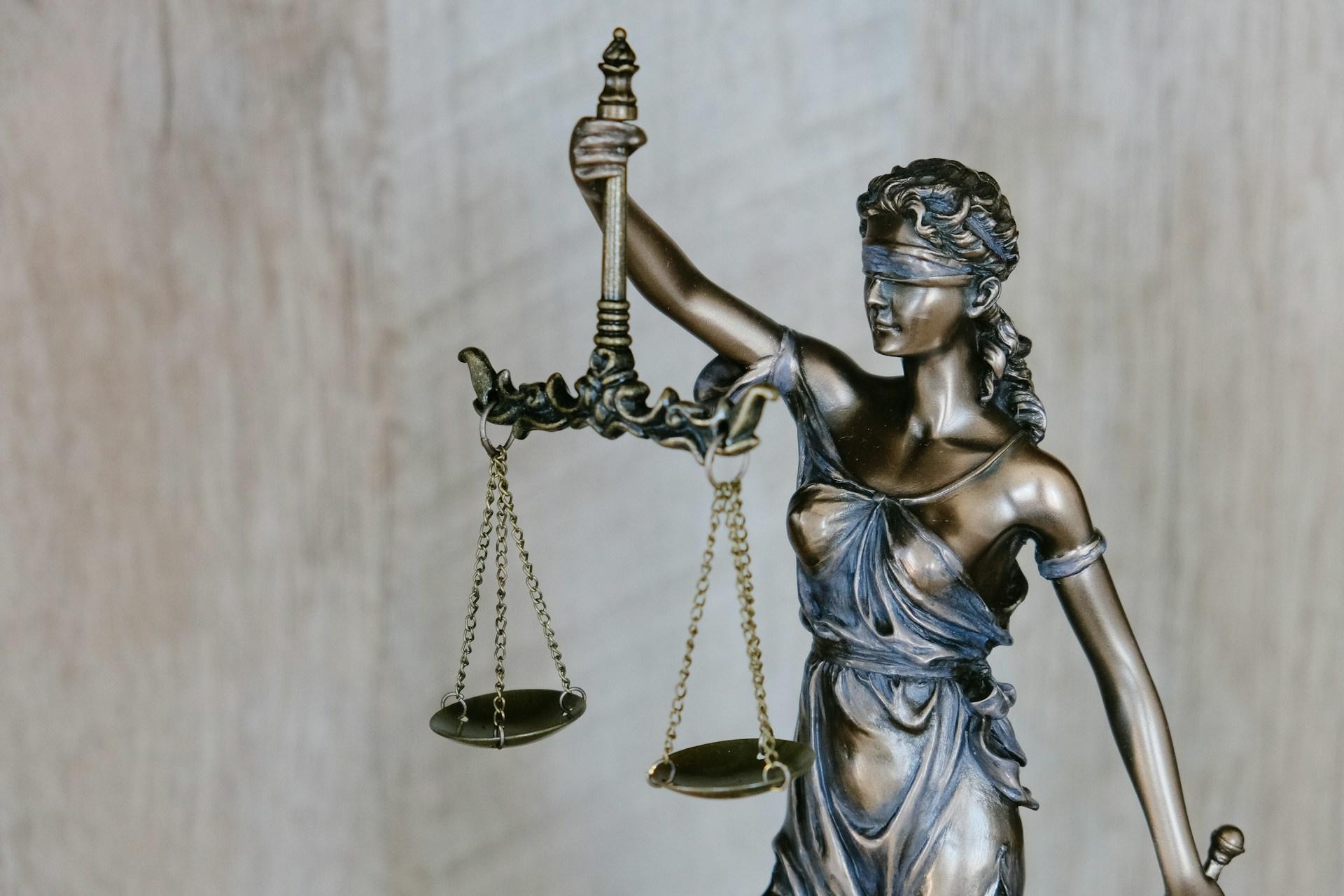 A statuette representing the law.