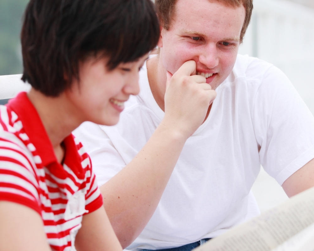 An ESOL tutor teaching English