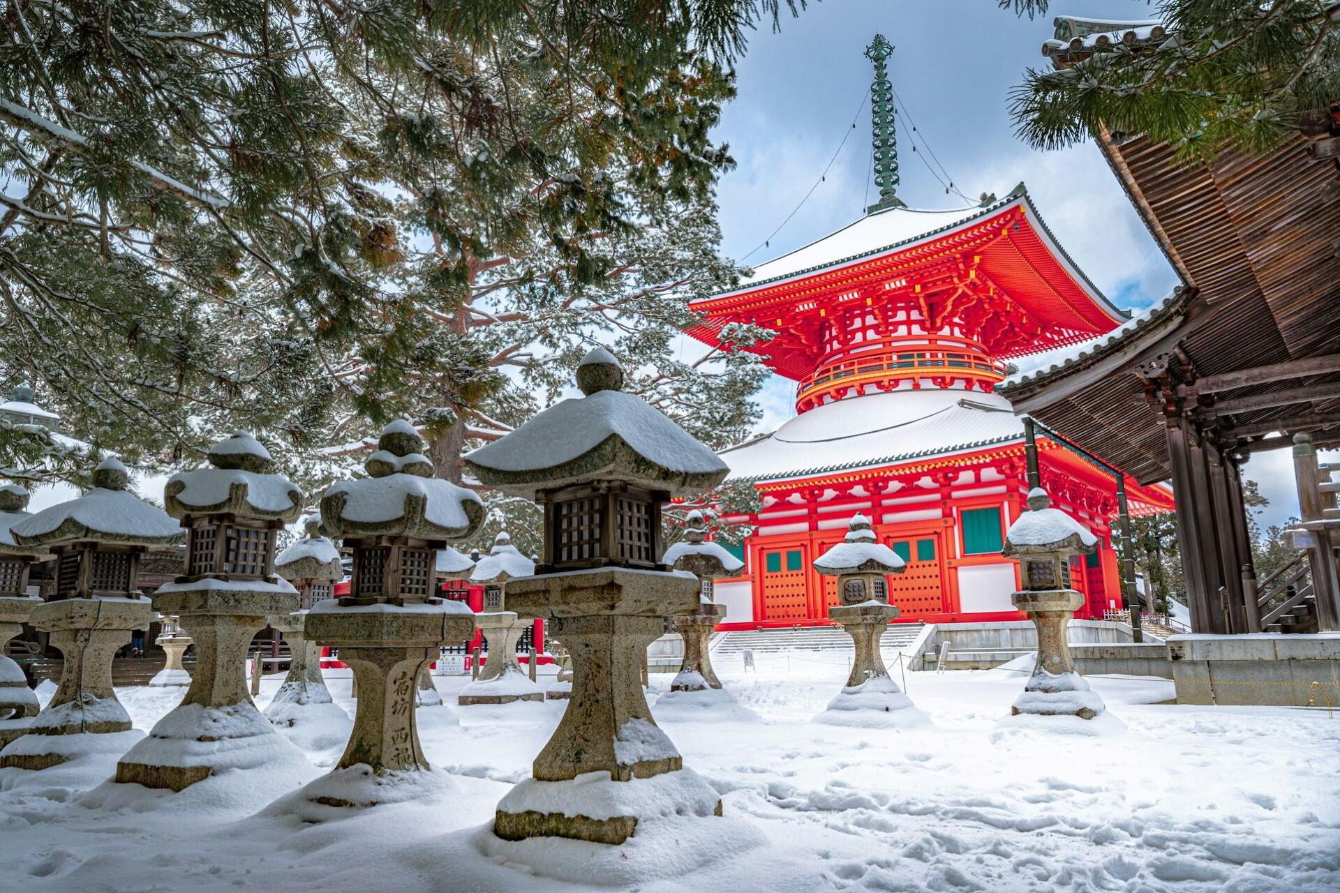 Snow in Japan in front of a temple.