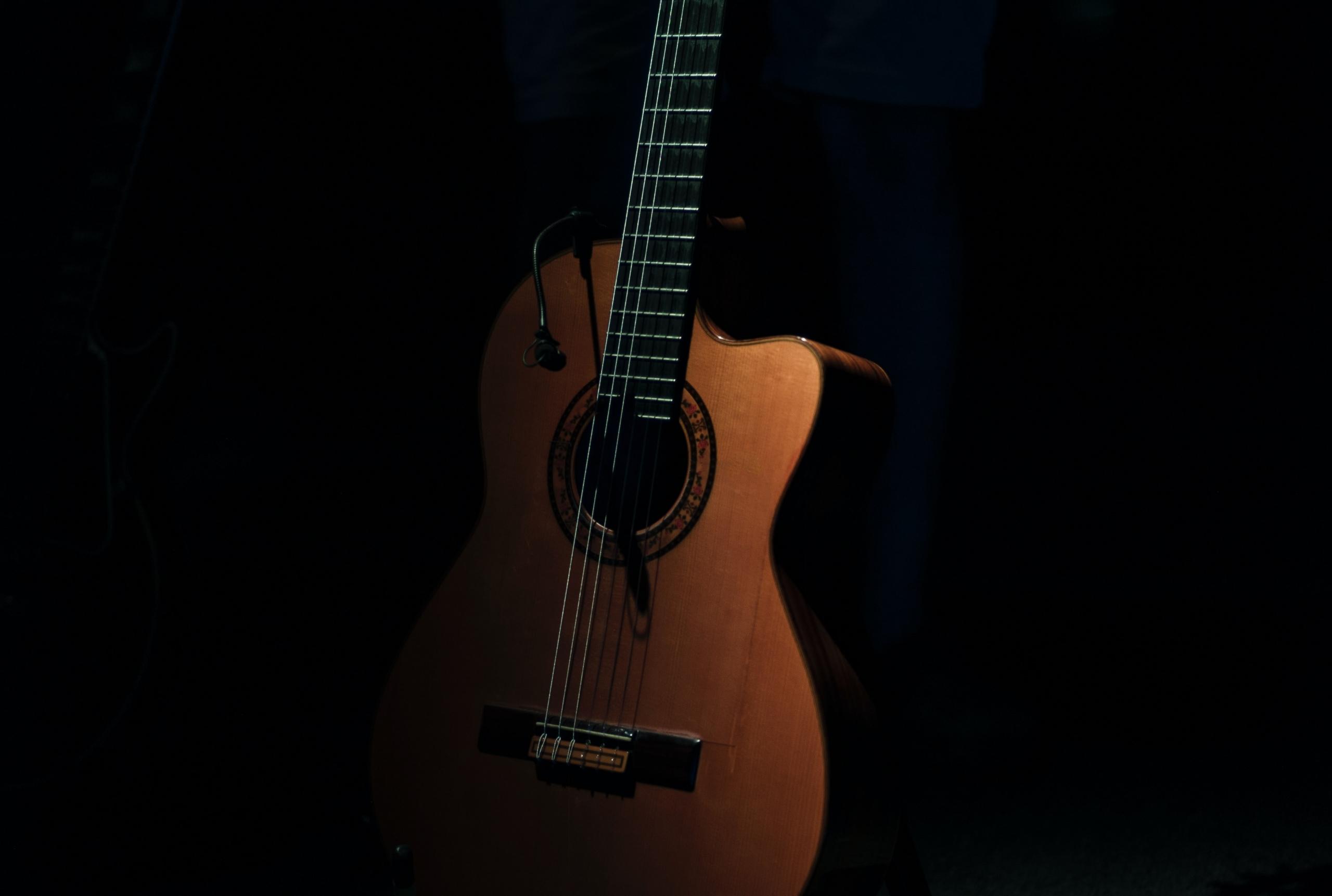 A guitar tutor can teach you all the secrets of playing the guitar