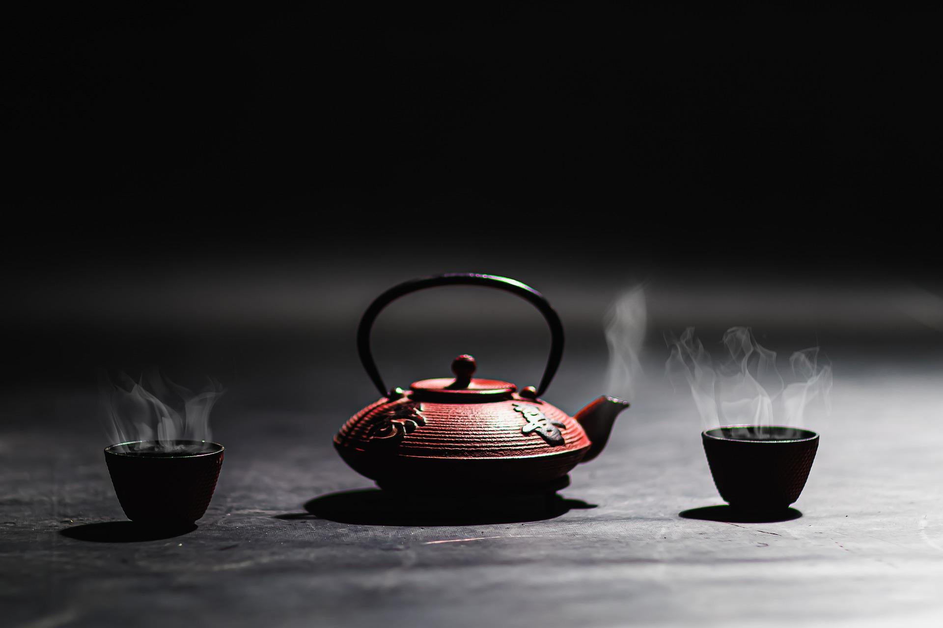 Steaming Japanase teapot and cups for japanese tea ceremony
