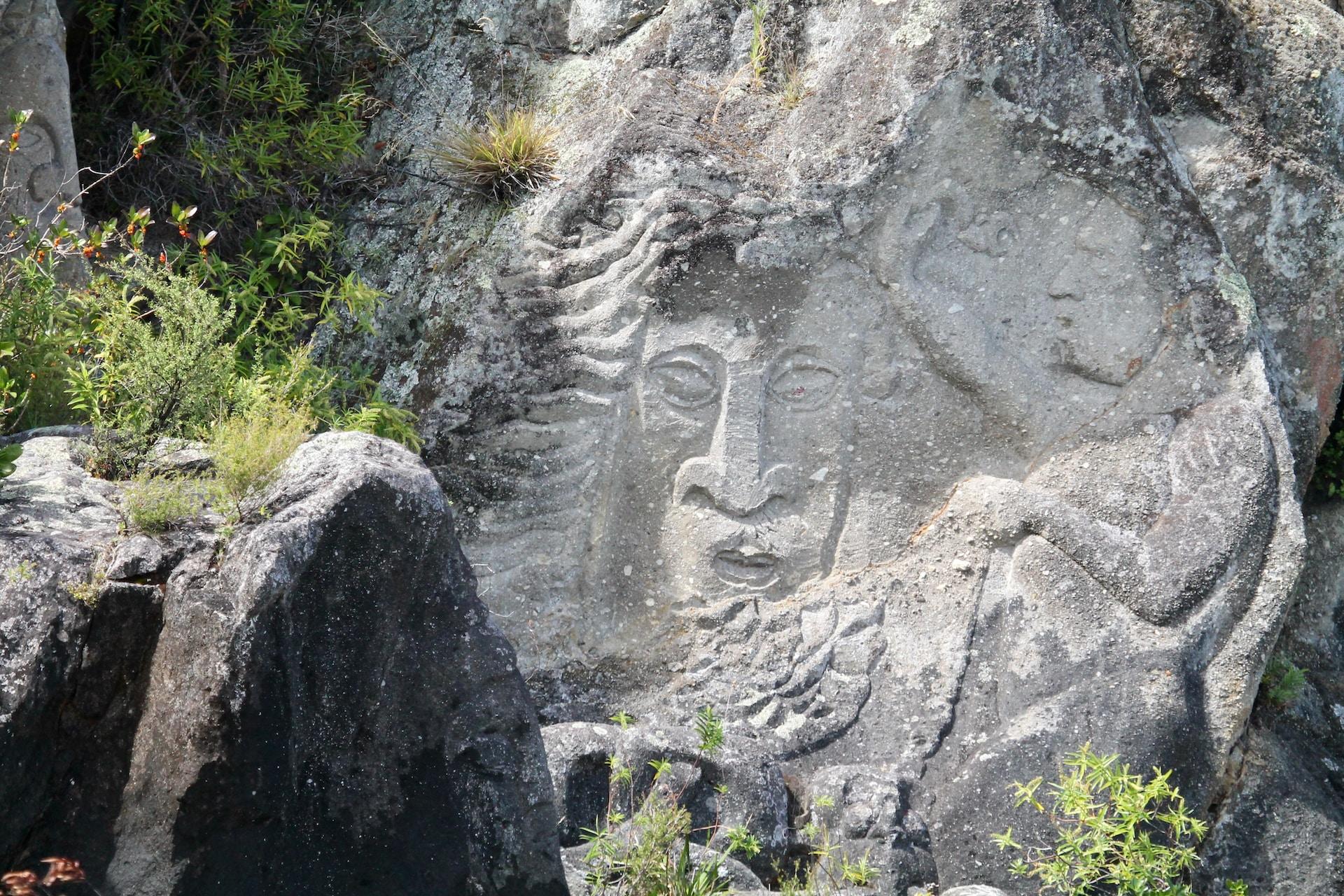 A Maori rock carving.