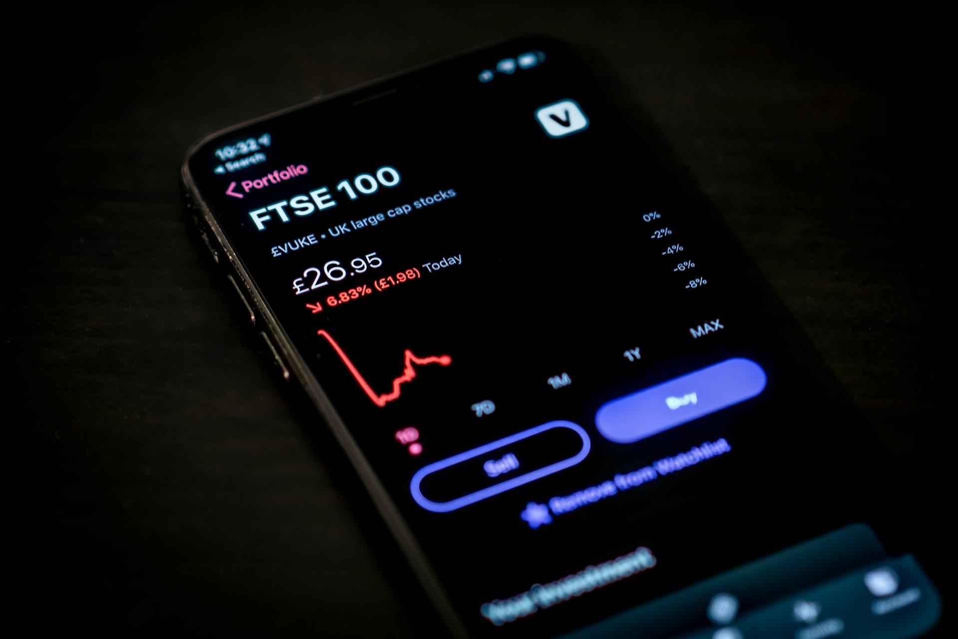 The performance of the FTSE 100 on a smartphone.