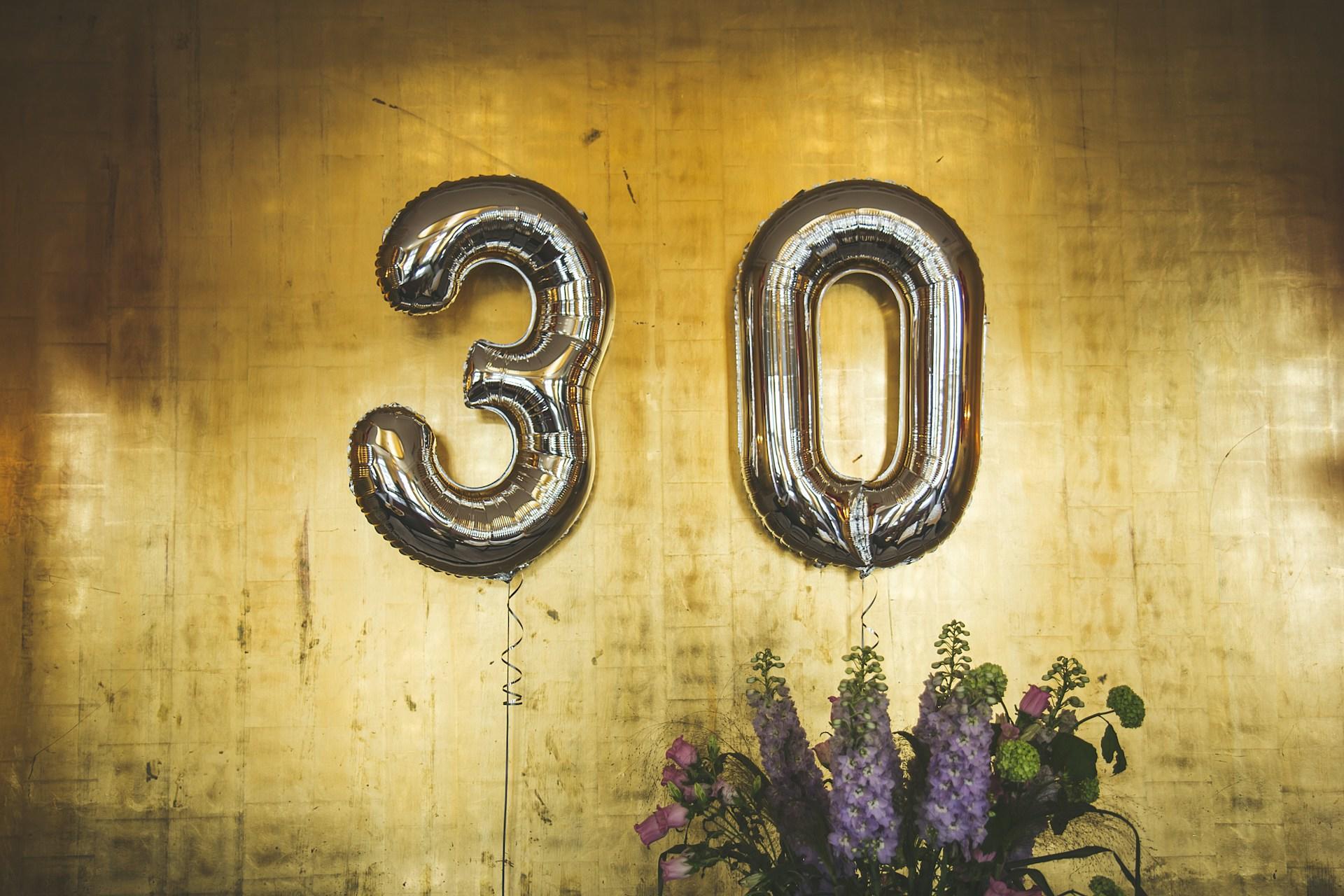 Birthday balloons in the shape of the number "30".