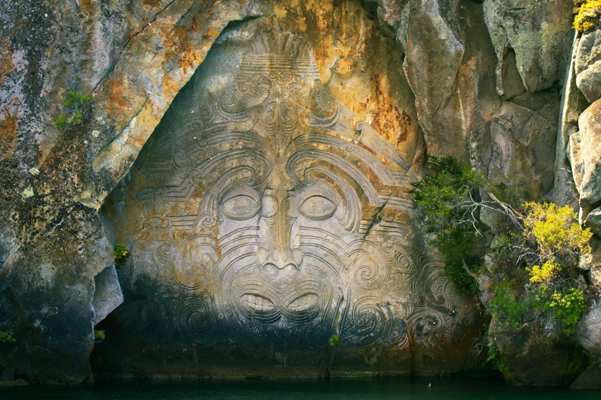 Māori rock carving at Mine Bay on Lake Taupō