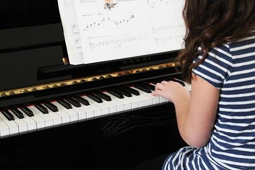 Children benefit greatly from a musical education.