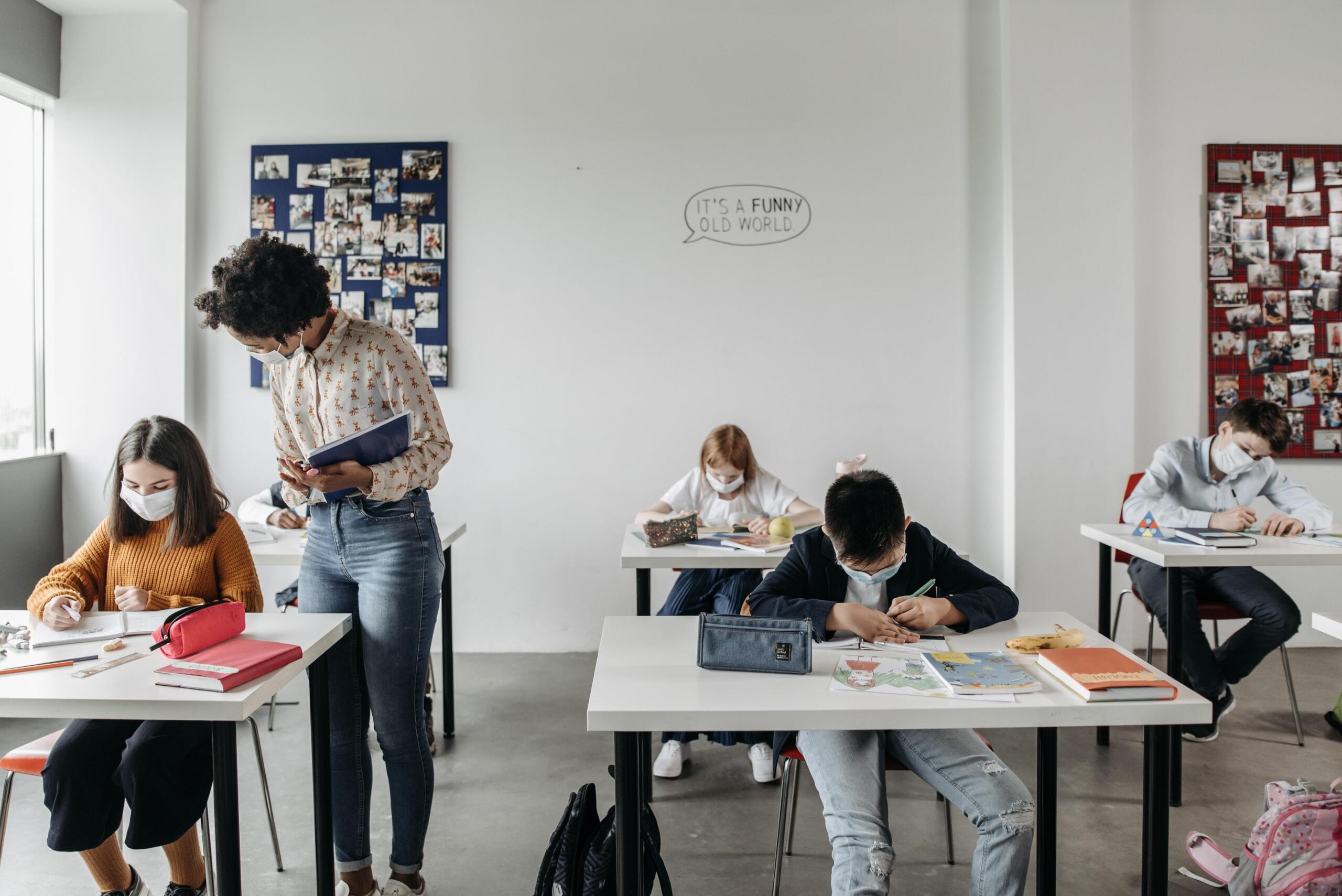 teacher advising students in a learning centre
