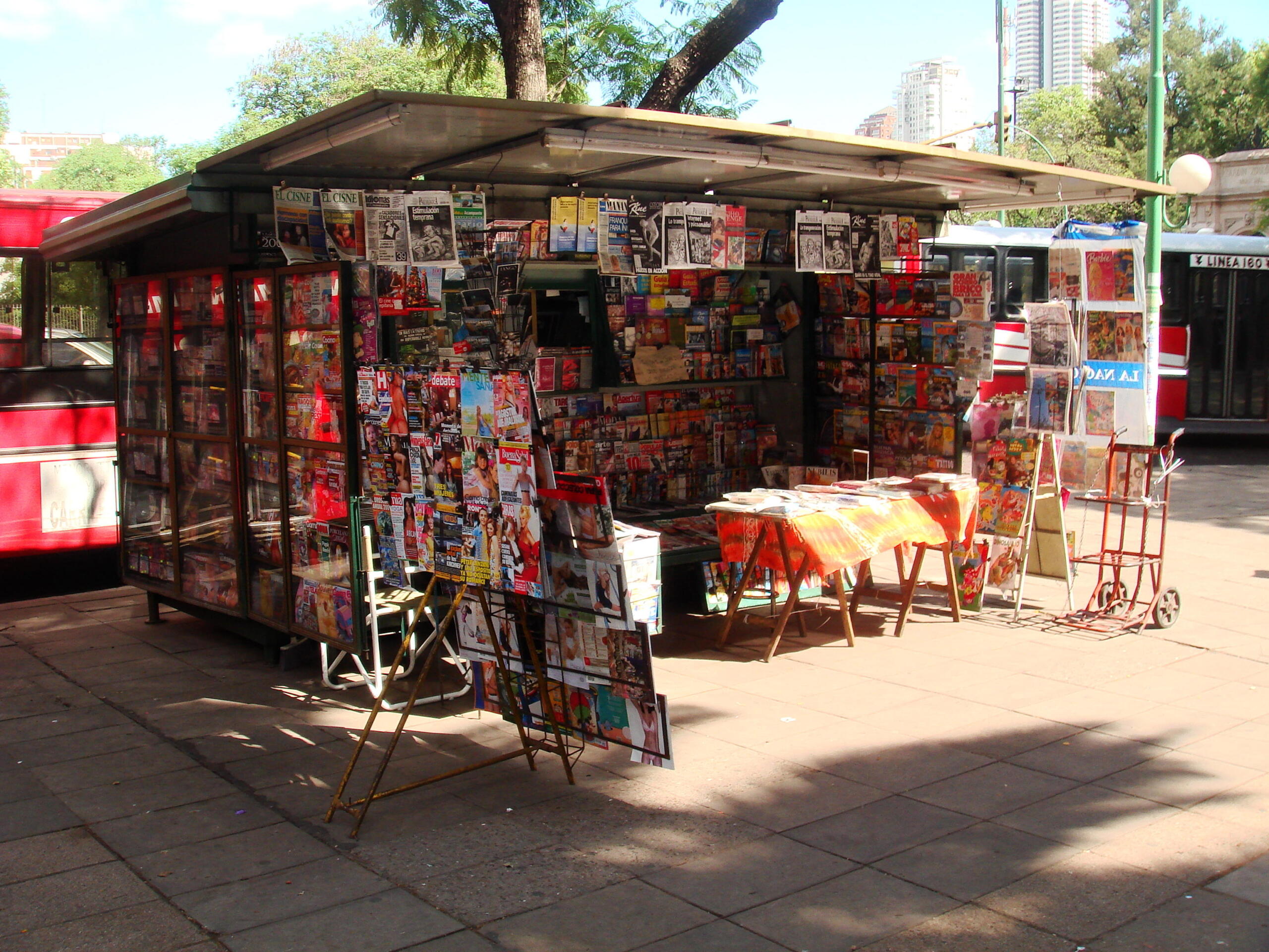 Read the newspapers in Spanish