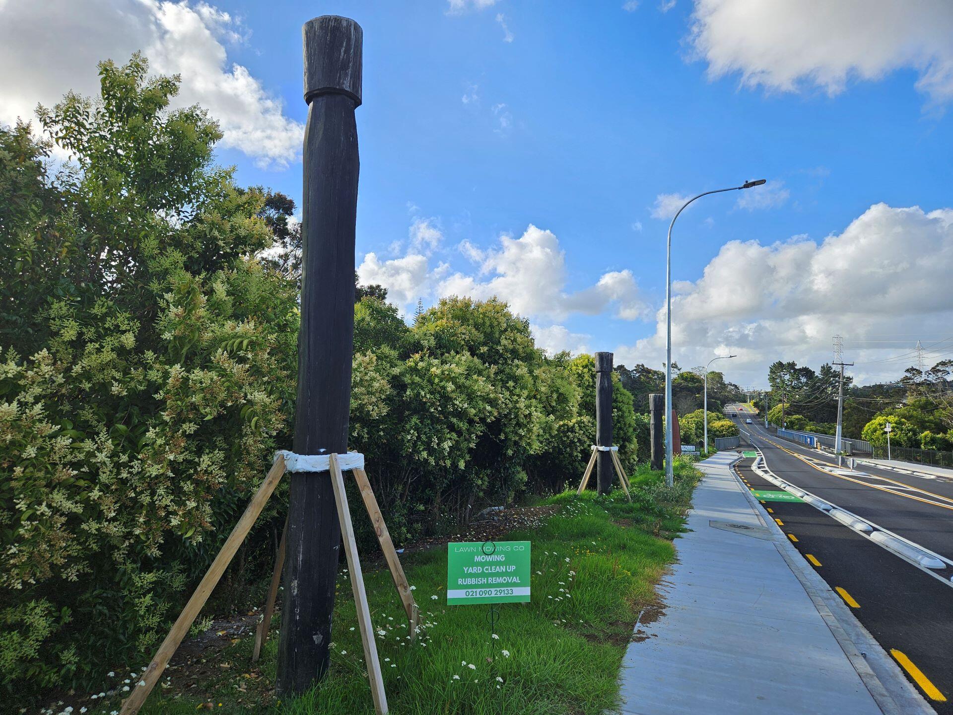Modern Māori sculpture inspired by the creation story of Ranginui and Papatūānuku.