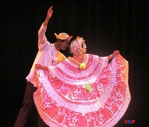 Bailarines ejecutando el Punto Panameño