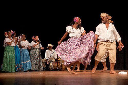Personas utilizando el traje de el bullerengue