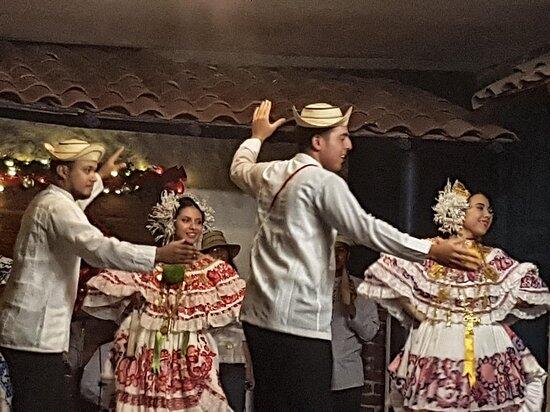 Bailando la Cumbia Típica