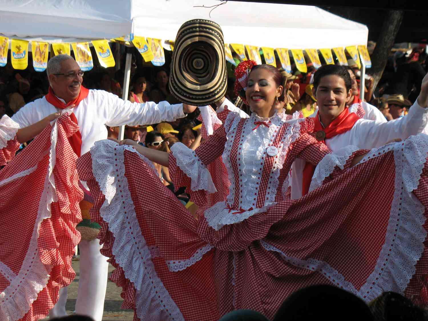 Ejecutando con alegría la Cumbia de Herrera