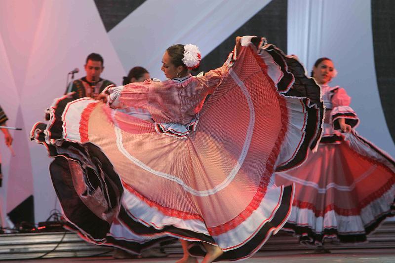 Chica luciendo su hermosa Pollera de la Cumbia Moderna
