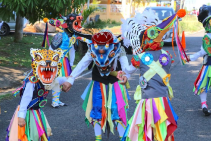 Personas realizando el Baile de la tierra de los cuentos