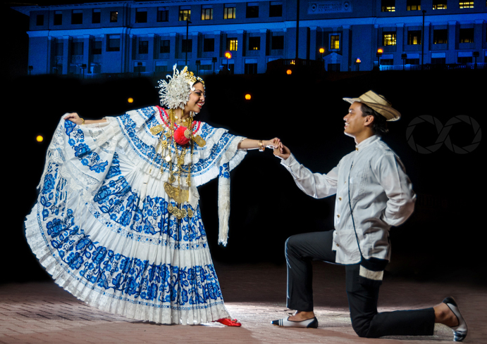 Bailarines ejecutando La Pollera