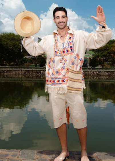 Hombre preparándose para bailar el Tamborito