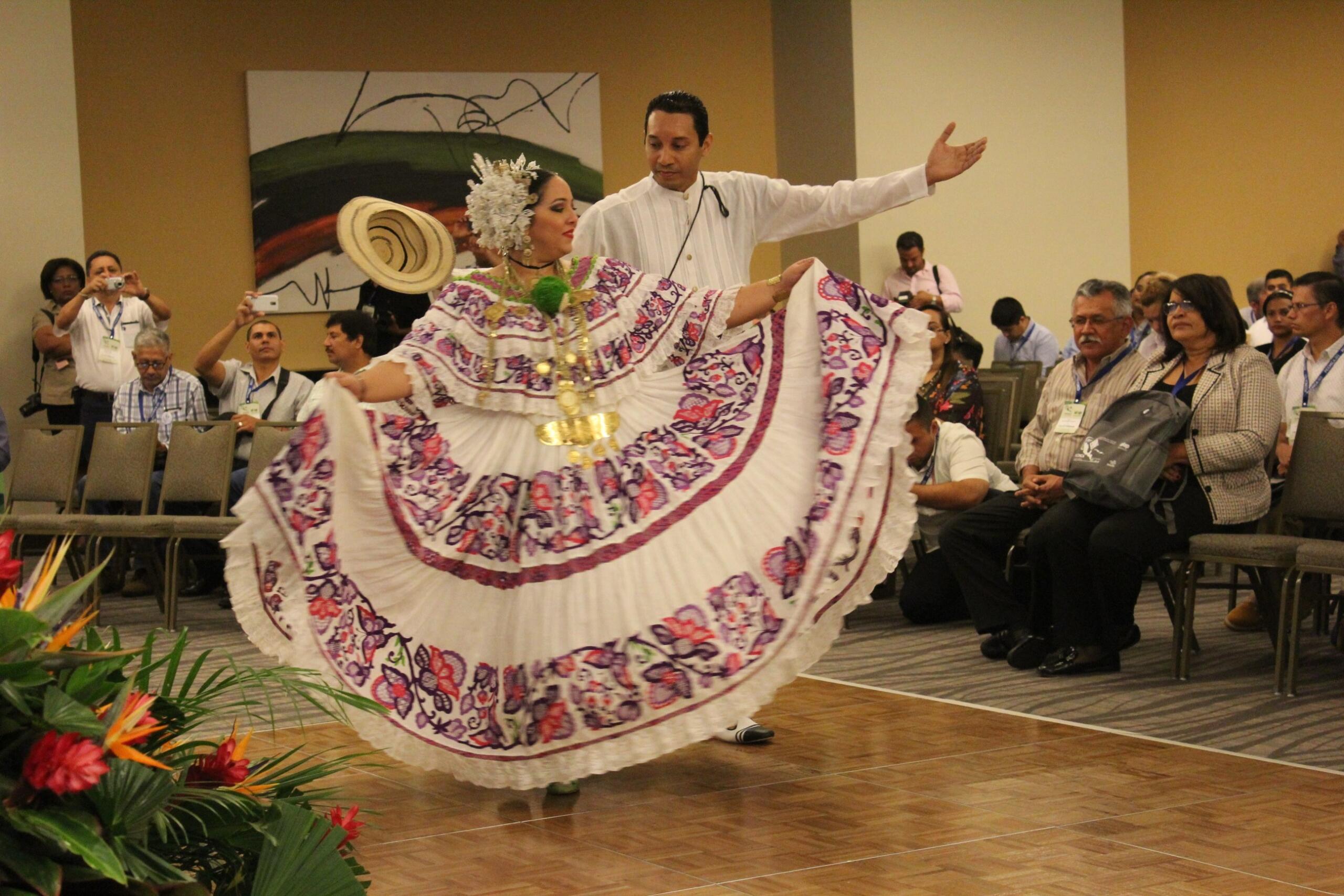 Bailarines alegremente ejecutando el Punto Panameño