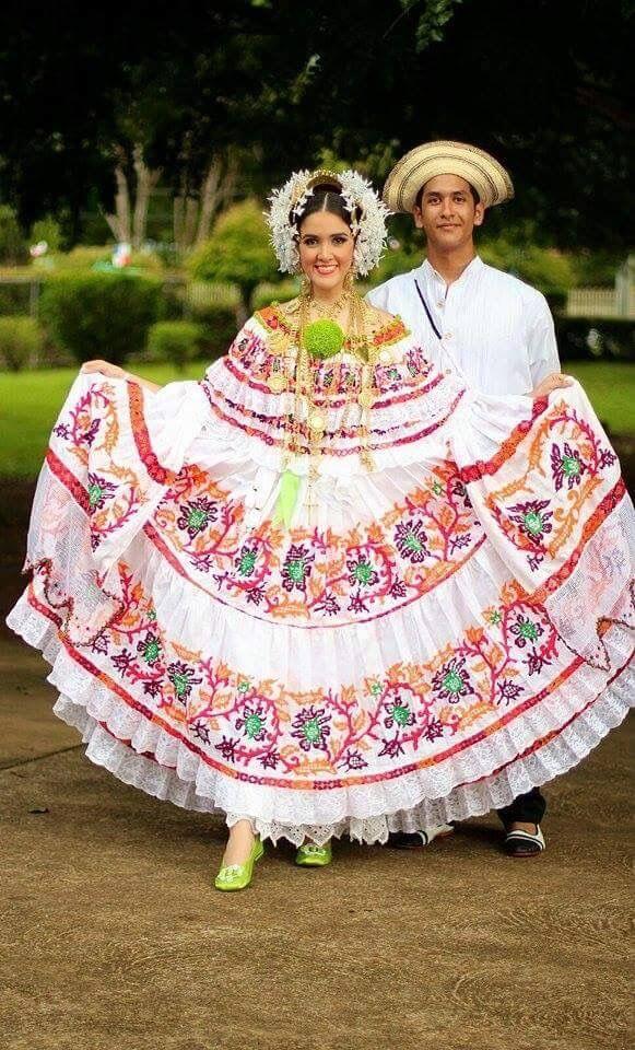 Bailarines luciendo sus trajes de la cumbia