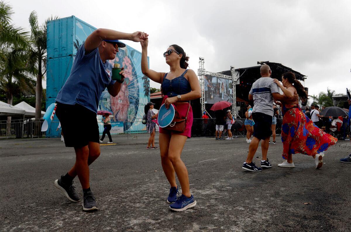 Personas alegremente bailando salsa
