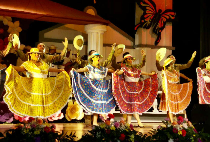 Bailarinas danzando la cumbia de la tierra adentro