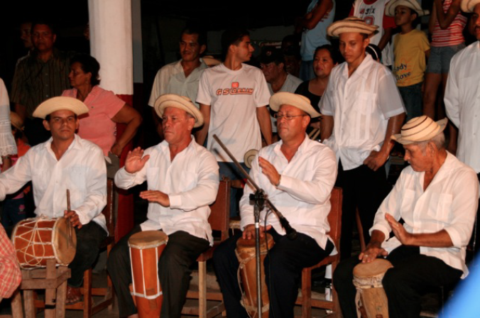 Tocando el Tamborito Panameño