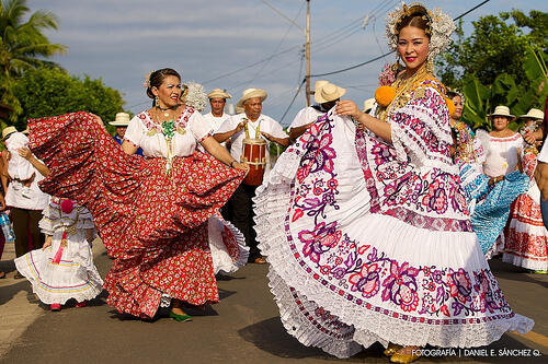 Chicas luciendo con mucho orgullo La Pollera