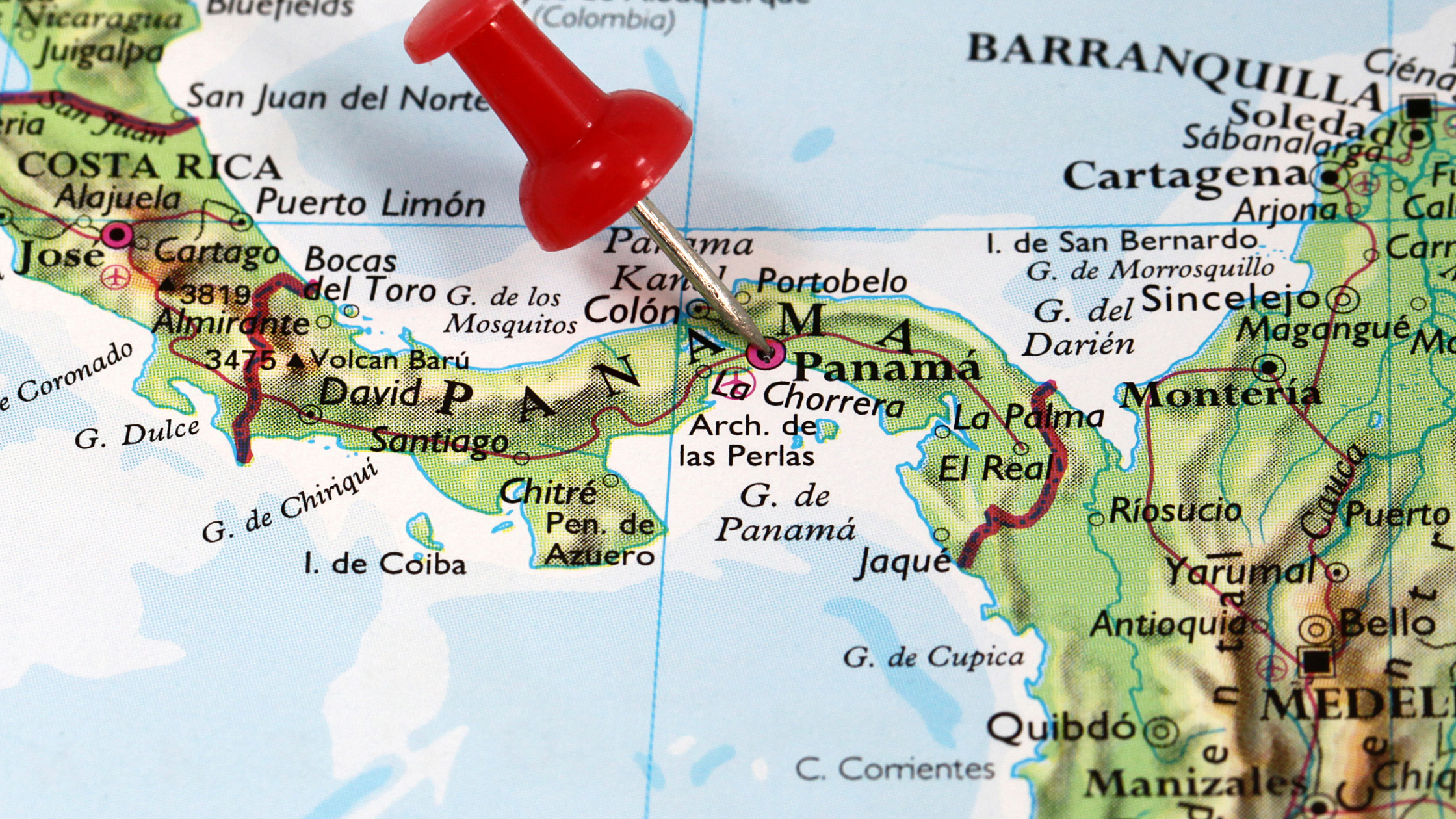 Mapa de Panamá con una chincheta roja marcando la ciudad de Panamá, resaltando su ubicación geográfica en América Central.
