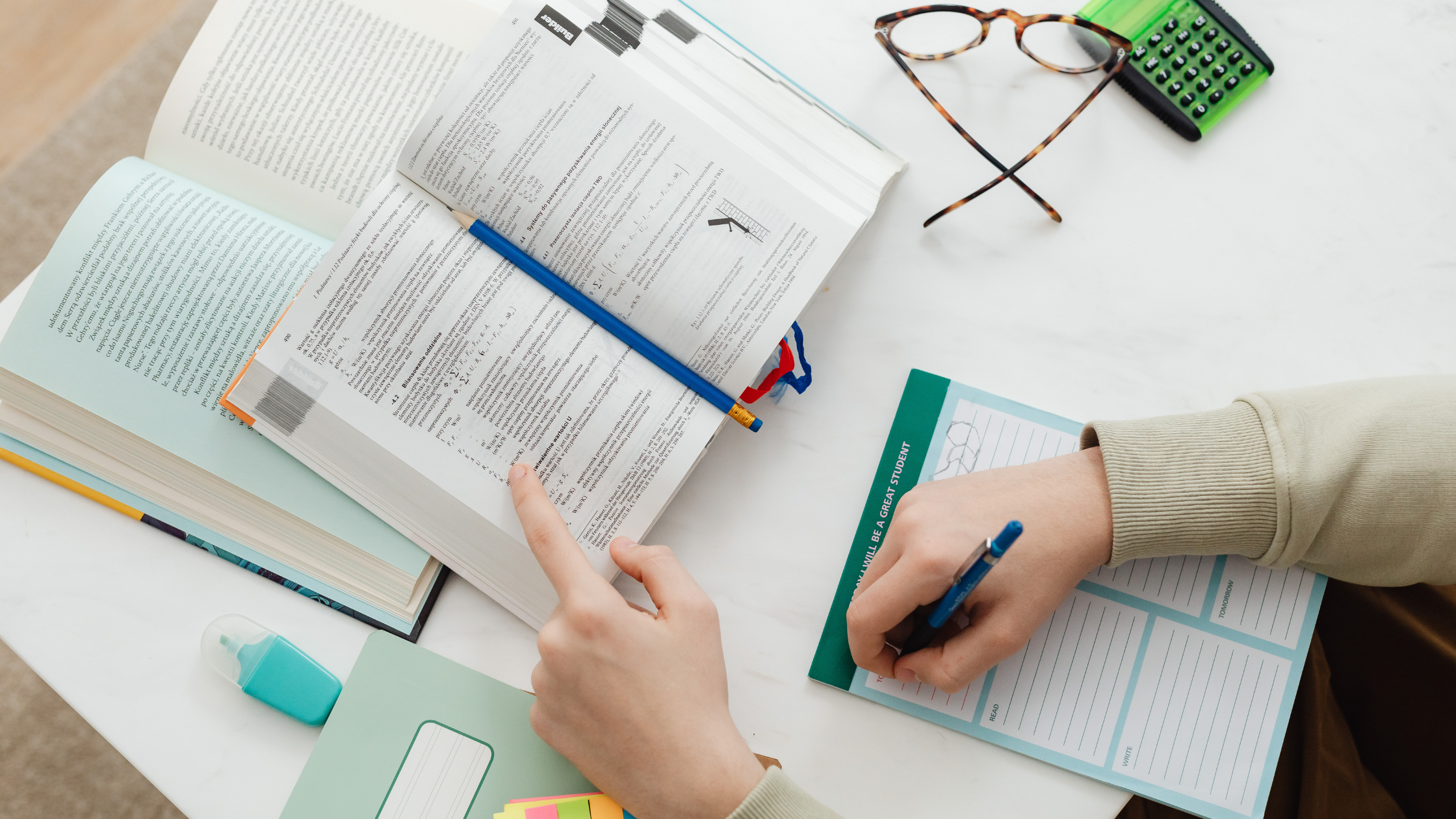 Estudiante resolviendo ejercicios de matemáticas con libros abiertos, cuaderno de notas, lápiz y calculadora sobre una mesa.