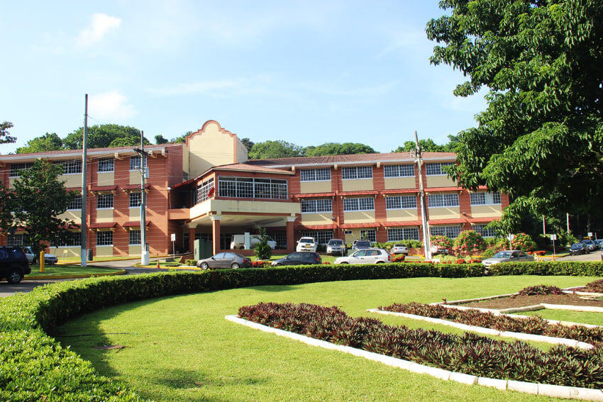 Vista frontal de la sede central de la Universidad Tecnológica de Panamá (UTP).