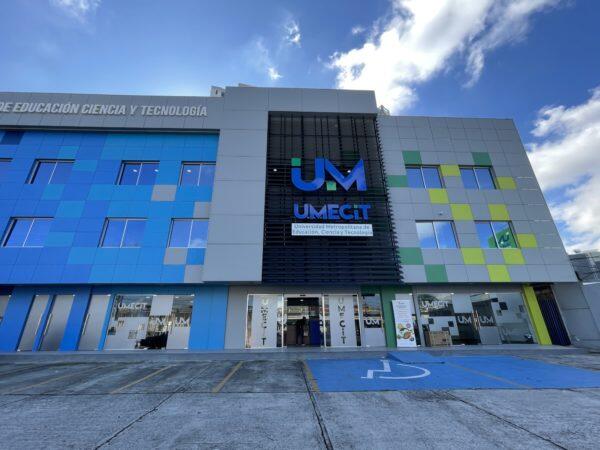 Fachada moderna de UMECIT en Panamá.