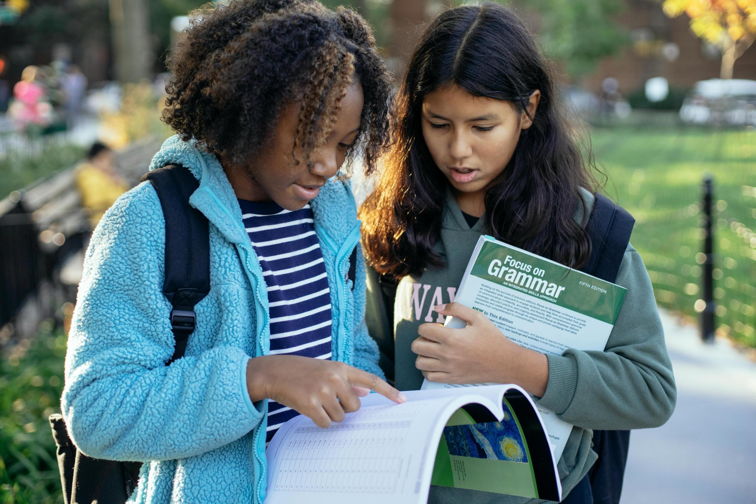 Jóvenes Colegialas Con Libros De Texto En El Parque