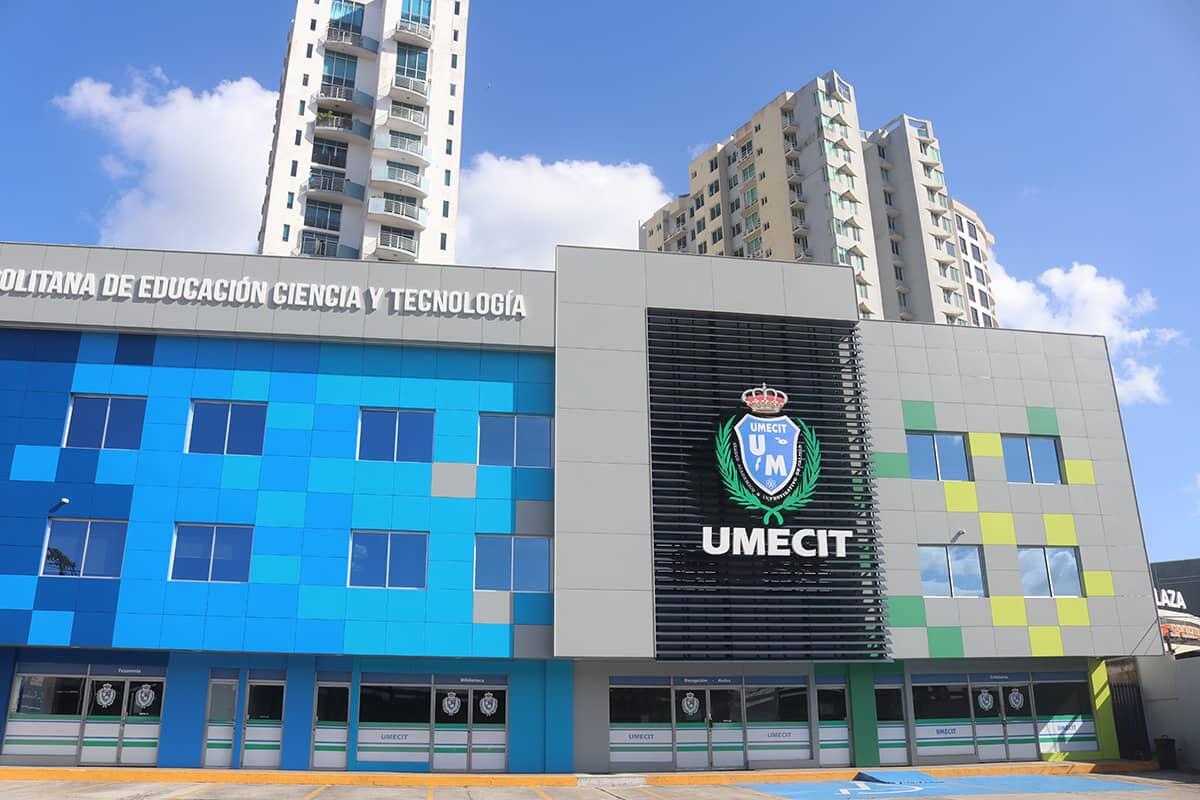 Edificio moderno de UMECIT en Ciudad de Panamá.