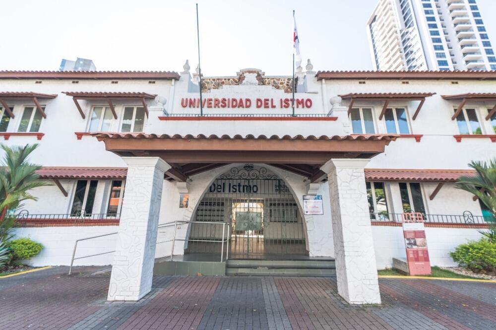 Entrada principal de la Universidad del Istmo (UDI).