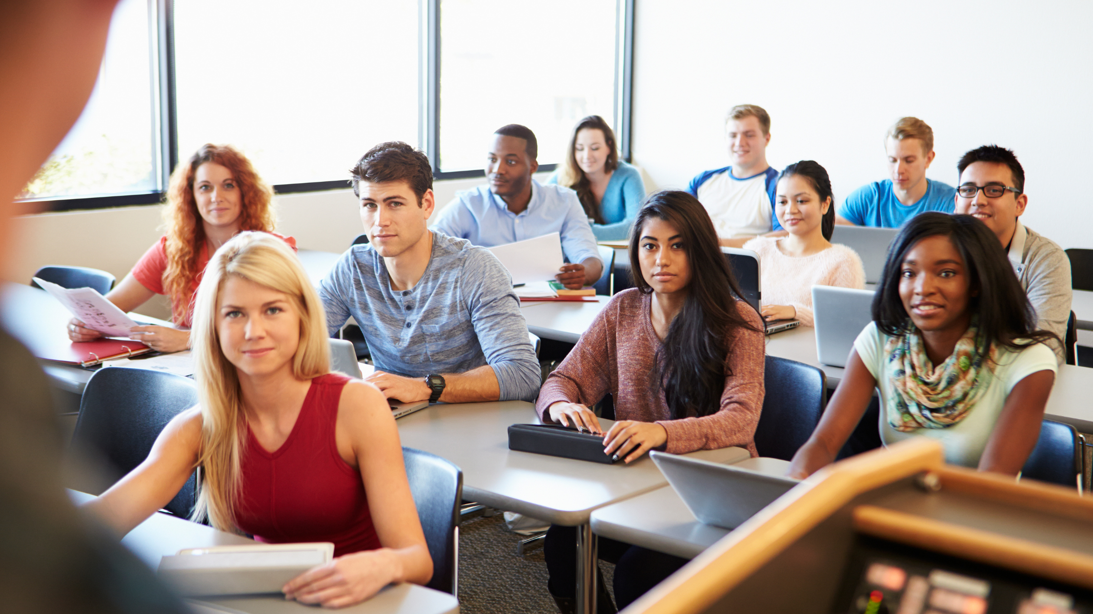 Grupo de estudiantes en clase en una universidad panameña.