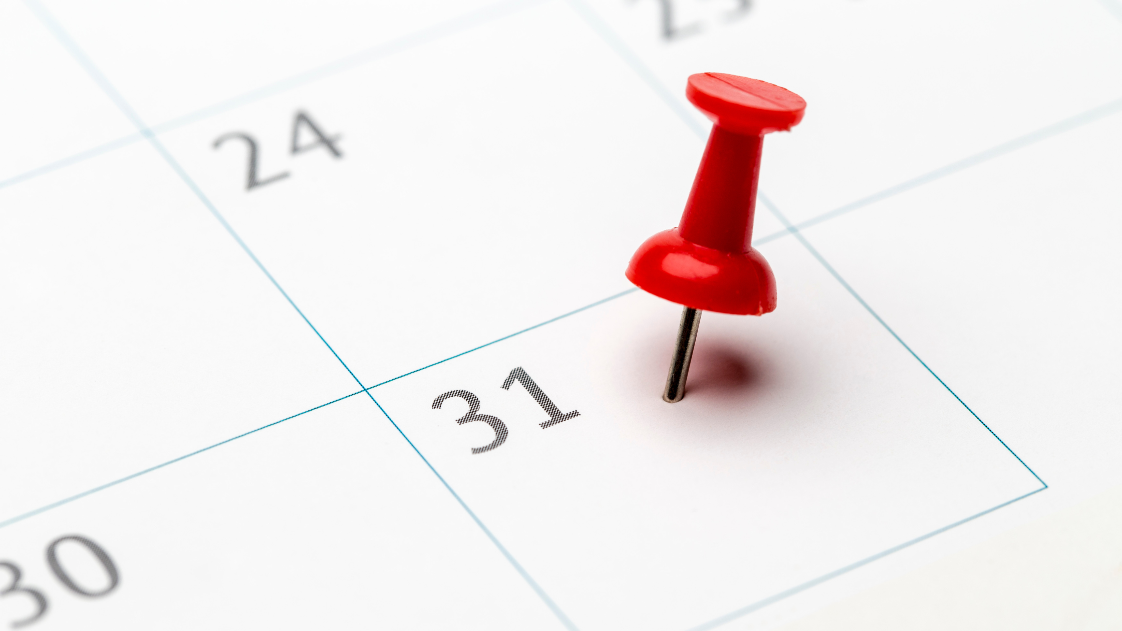 Calendario con chincheta roja en el día 31.
