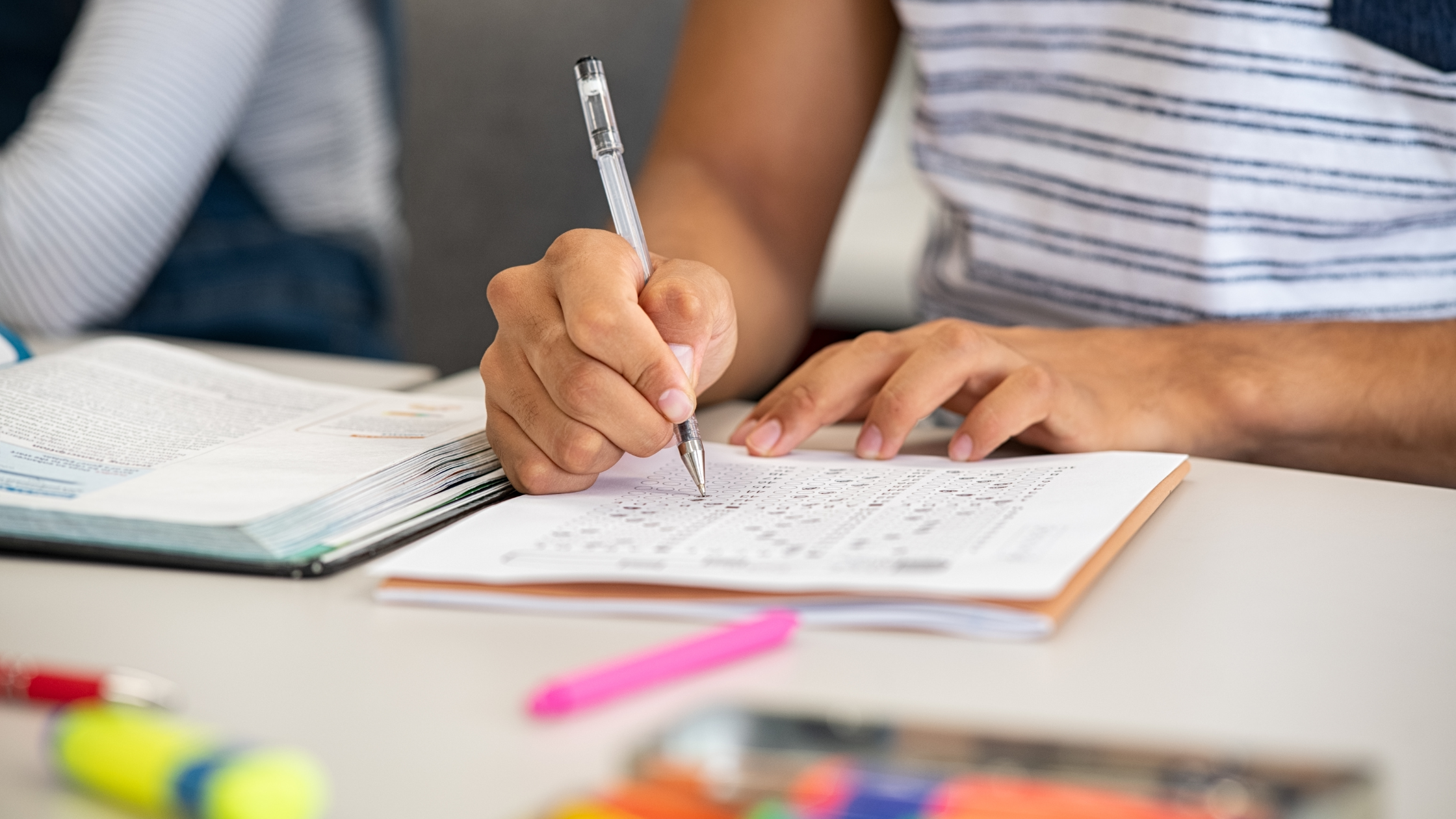Persona completando un examen de opción múltiple.