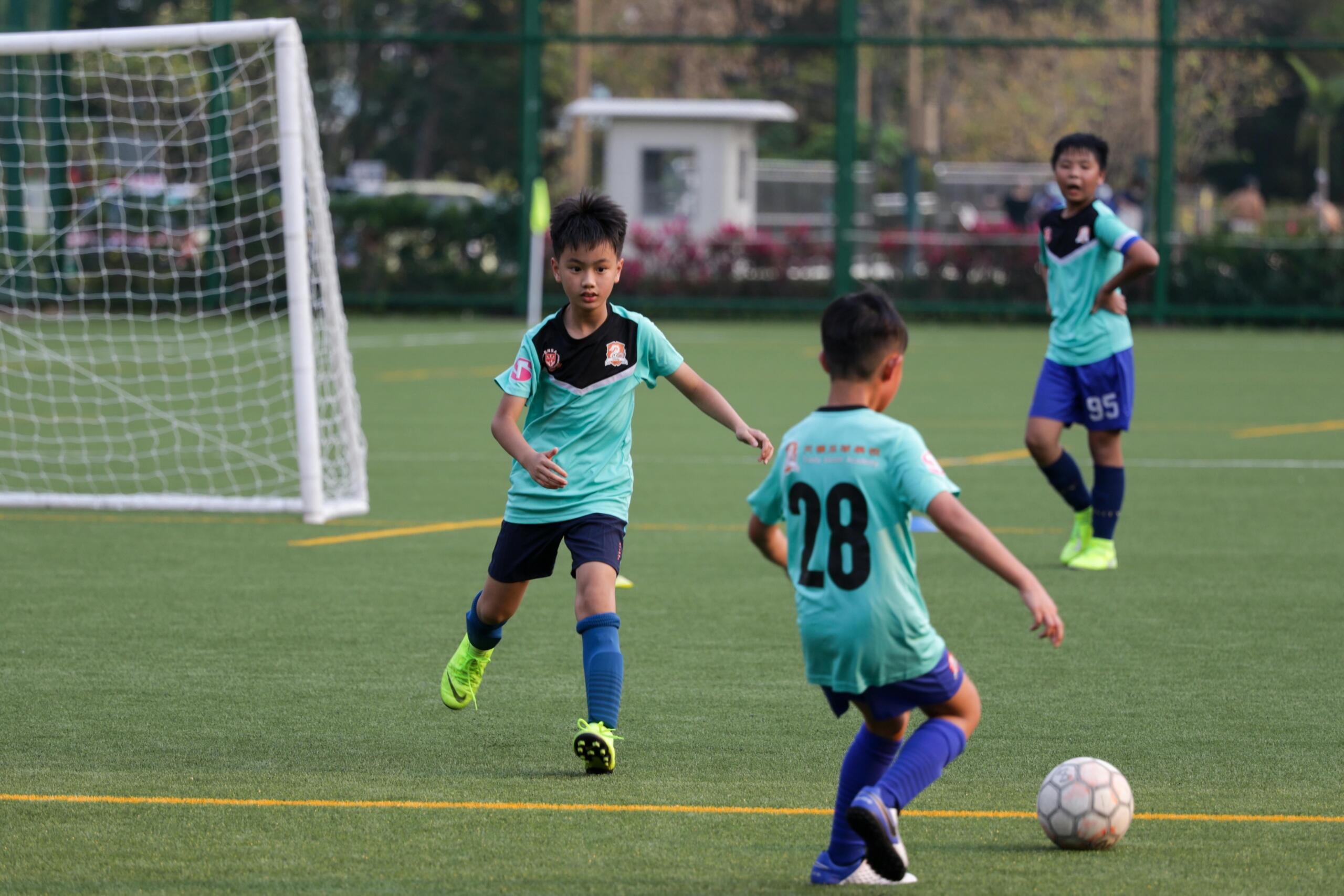 Niños jugando fútbol