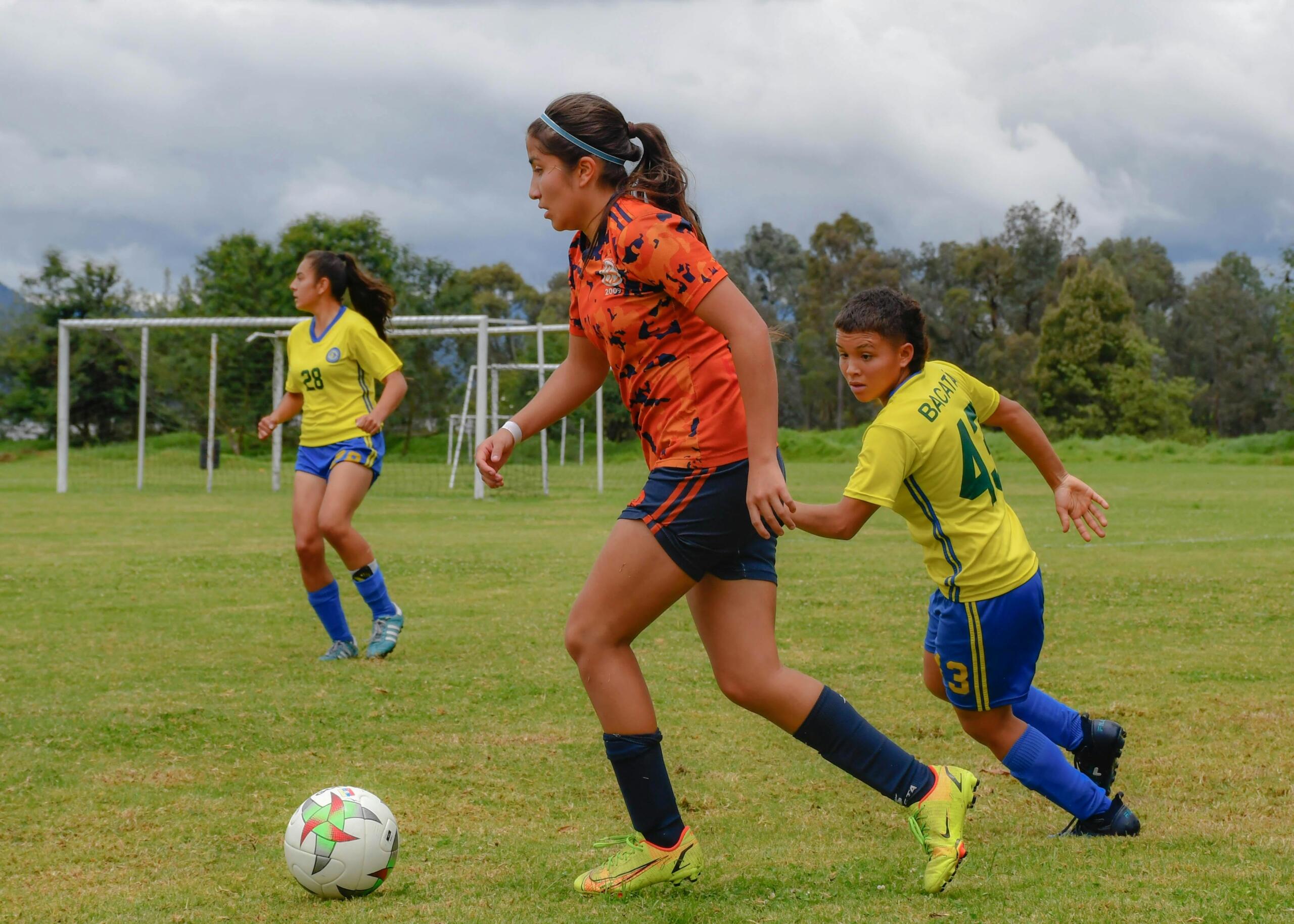 Jóvenes jugando fútbol