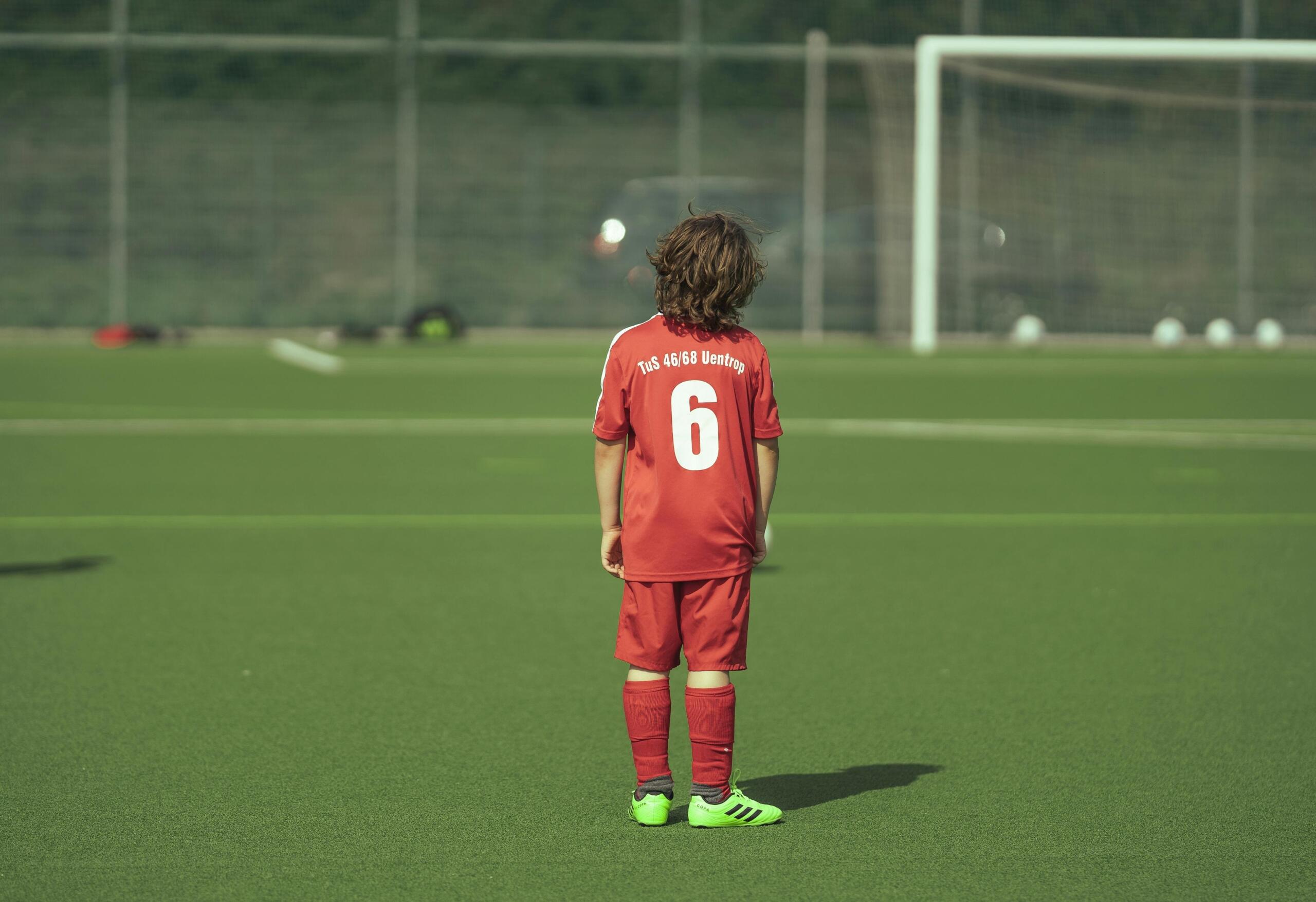 Niño jugando fútbol