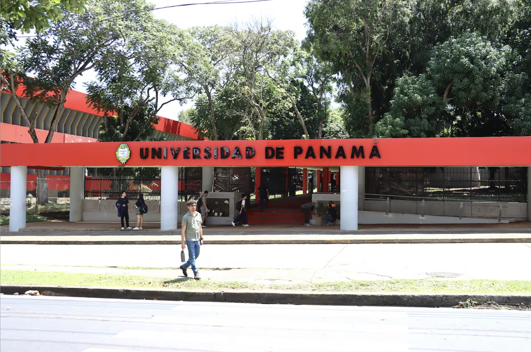Entrada principal de la Universidad de Panamá.