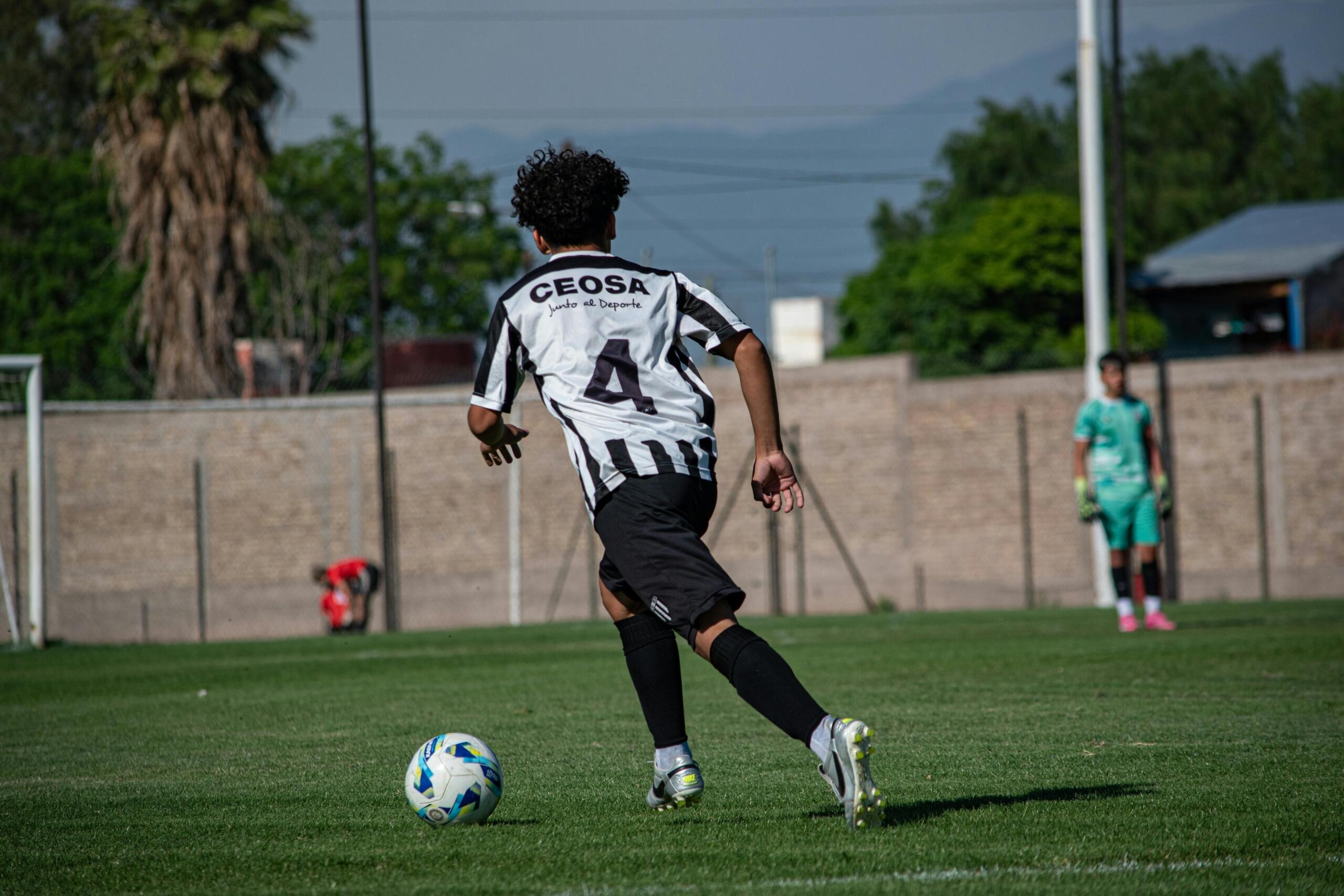 Joven jugando fútbol