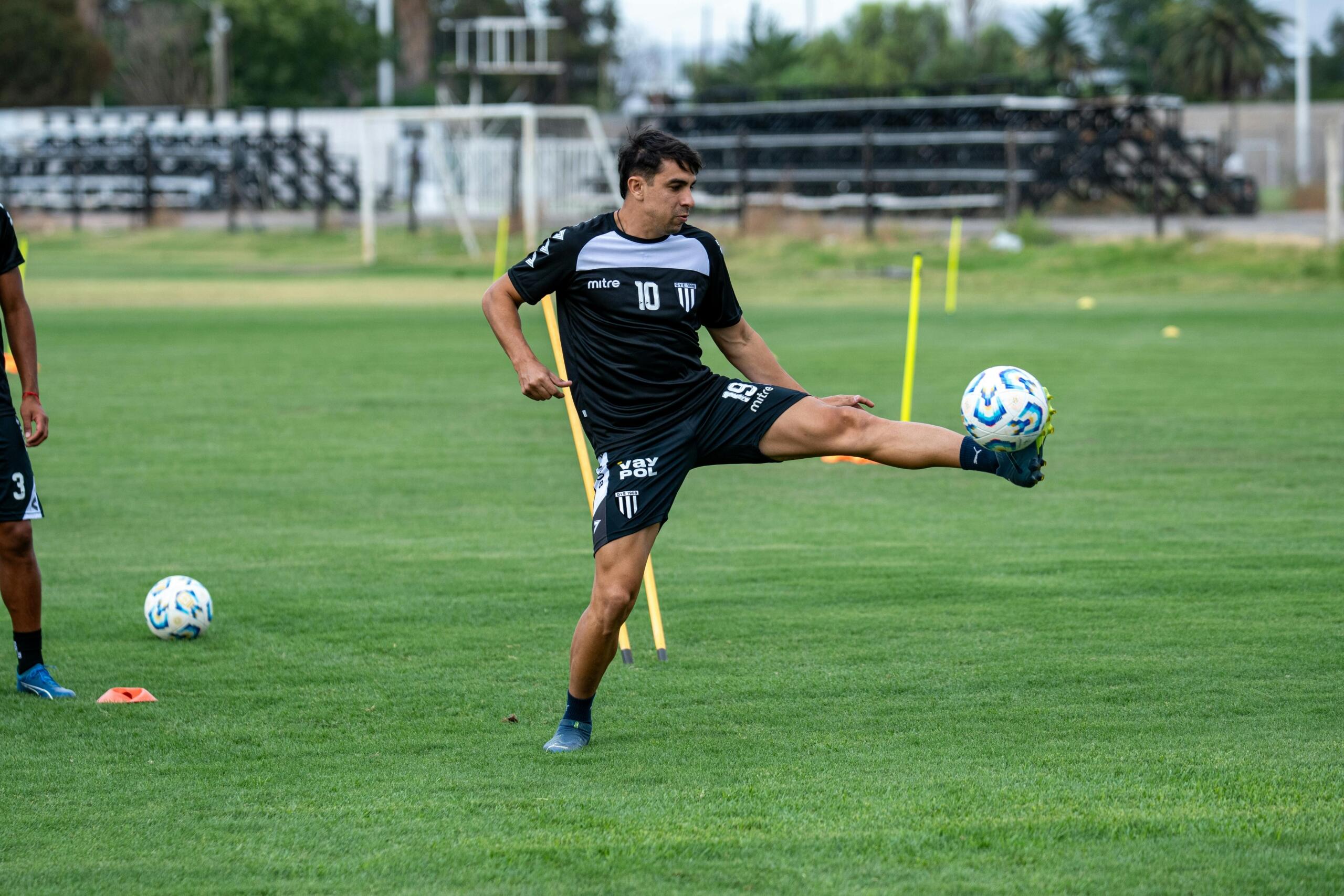 Persona practicando fútbol