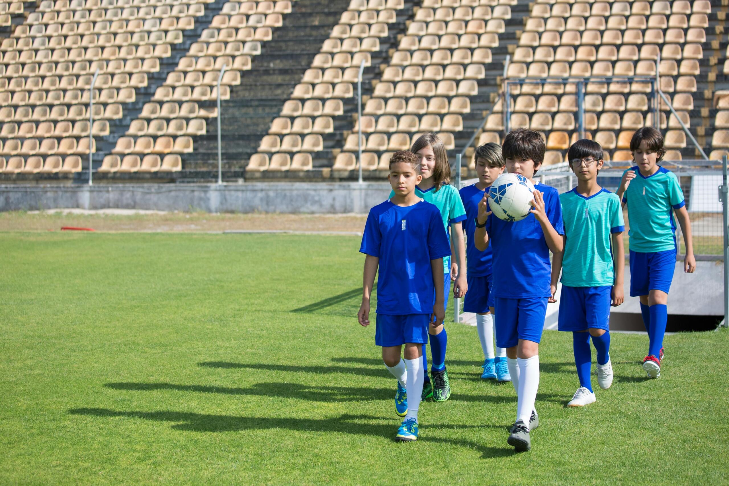 Niños preparándose para jugar fútbol