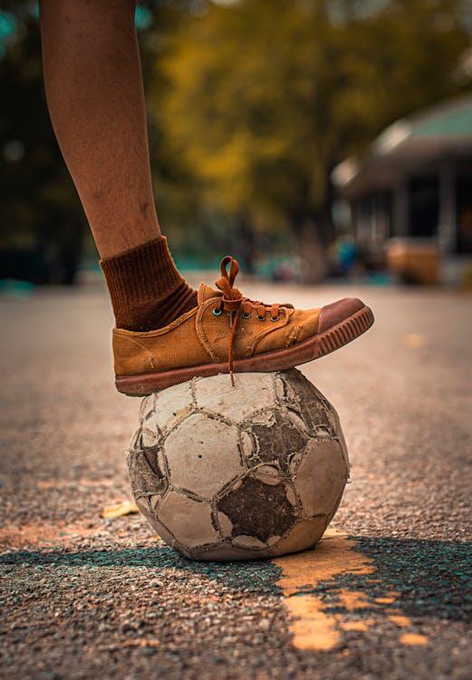 Persona Pisando Una Pelota De Fútbol